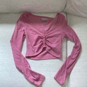 UO SHERRY CROPPED SHIRRED CARDIGAN IN BLUSH